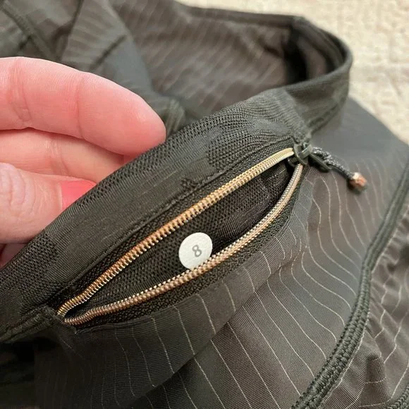 $68 Lululemon RUN FOR DAYS Shorts Deep Green Camo in Size 8 - Picture 8 of 10